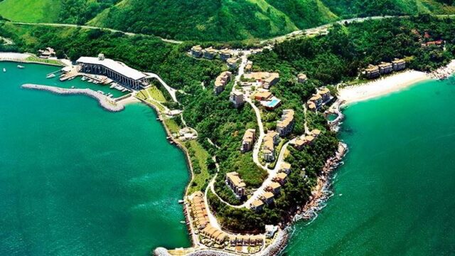 vista-aerea-frontal-fachada-resort-em-meio-natureza
