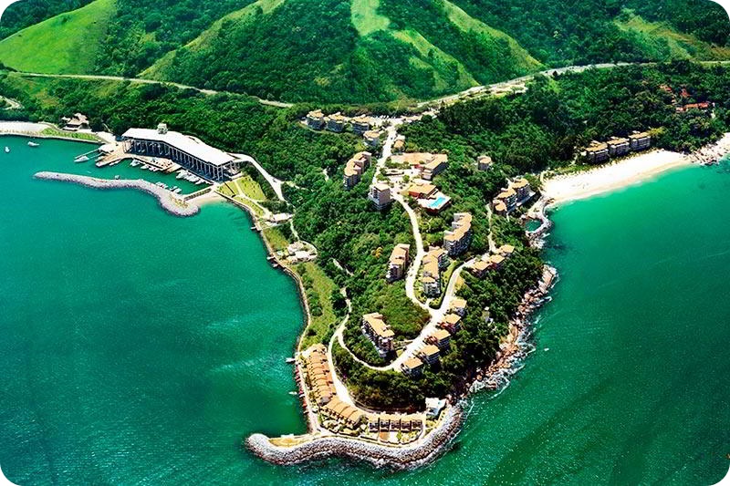 vista-aerea-frontal-fachada-resort-em-meio-natureza
